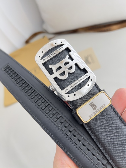 バーバリー「Burberry」オートロックベルト 2色-ISETAN PRESTIGE CURATED