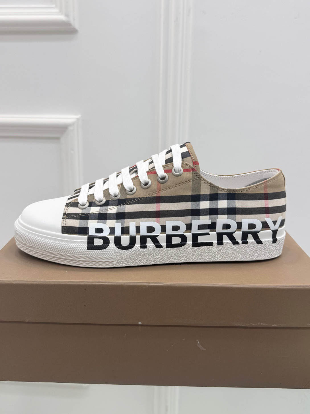 バーバリー「Burberry」バーバリー テラス スニーカー / ユニセックスキャンバスシューズ