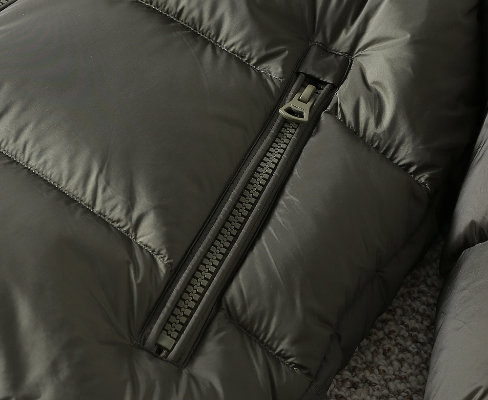 バーバリー「Burberry」秋冬 クイルティッドダウンジャケット