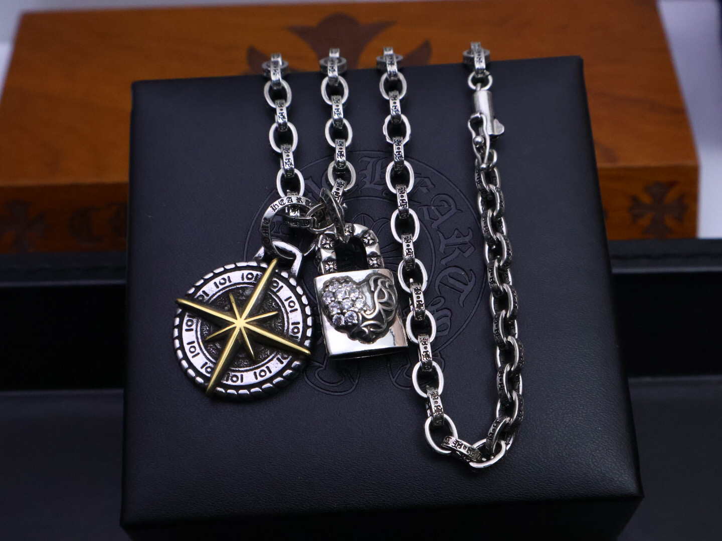 クロムハーツ「Chrome Hearts」のクラシックネックレス - 日常に上品なアクセントを添えるユニセックスモデル
