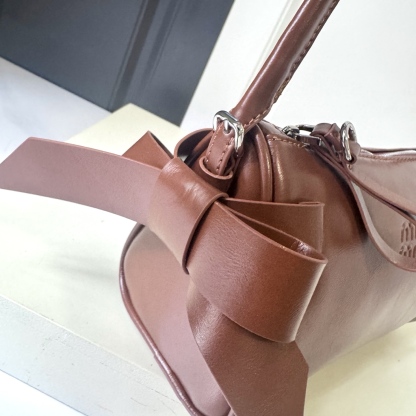 ミュウミュウ「Miu Miu」ミュウミュウ シャイニーレザーポーチ 5NE029 / ハンドバッグ