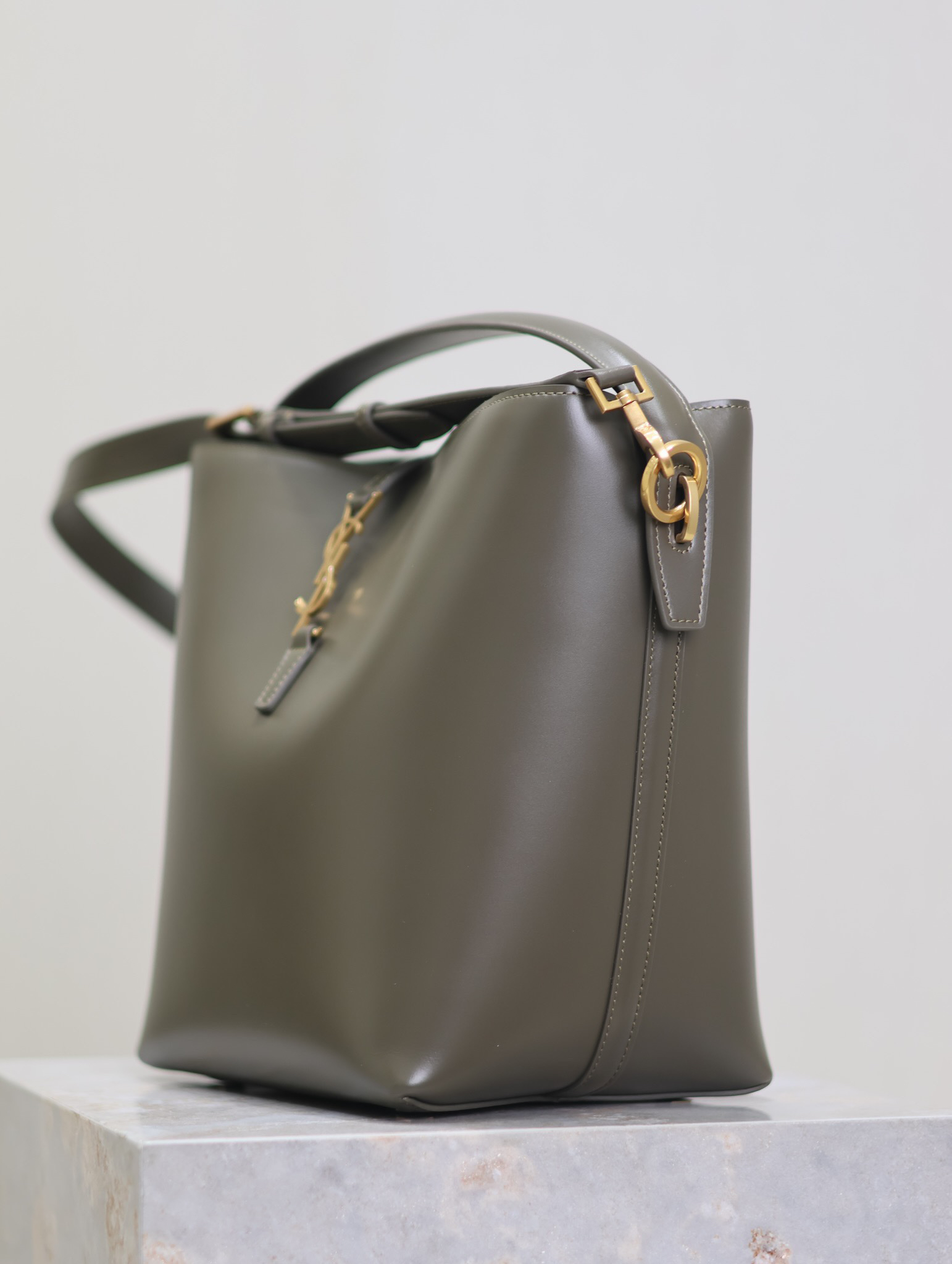 2026サンローラン「SAINT LAURENT LE 5 À 7 バケットショルダーバッグ