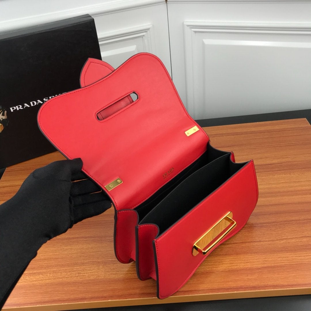 プラダ「Prada」プレイフル チェーンバッグ-ISETAN PRESTIGE CURATED