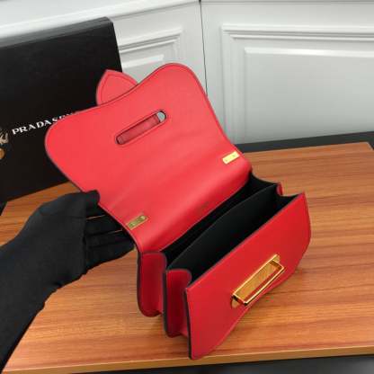 プラダ「Prada」プレイフル チェーンバッグ-ISETAN PRESTIGE CURATED