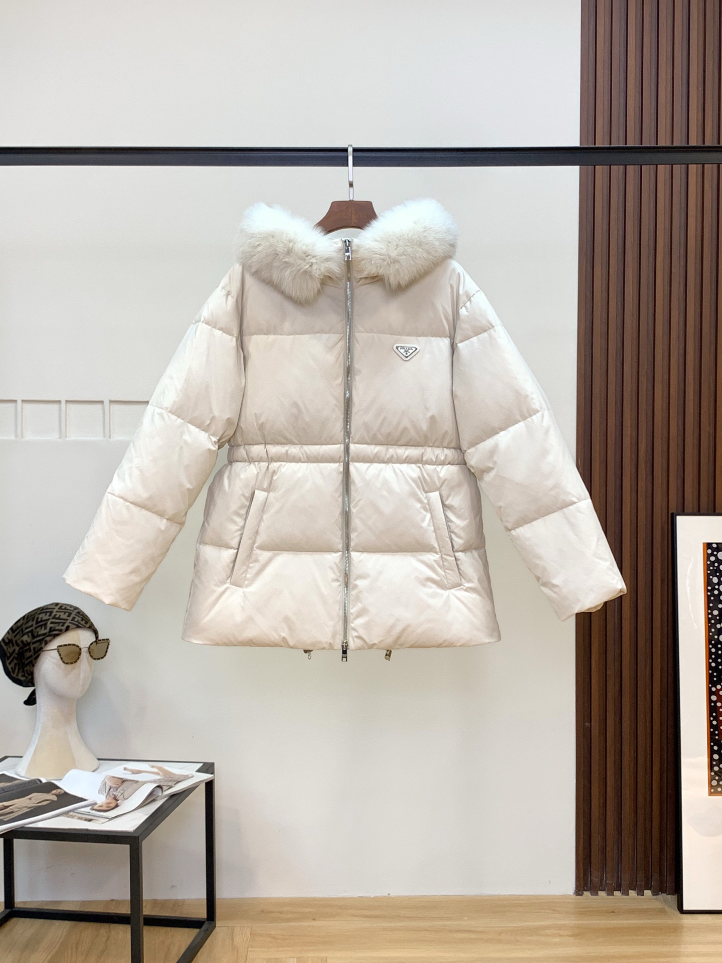 プラダ「Prada」冬の新作 フード付きダウンジャケット