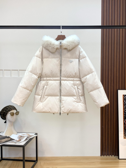 プラダ「Prada」冬の新作 フード付きダウンジャケット