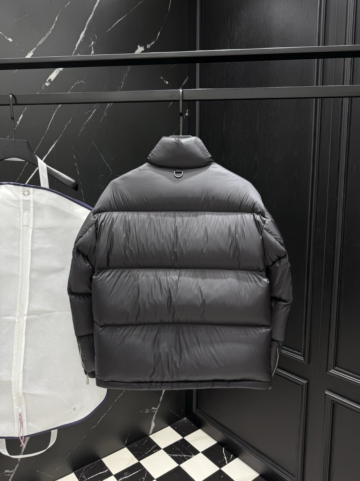 プラダ「Prada」秋冬ダウンジャケット スタンドカラー