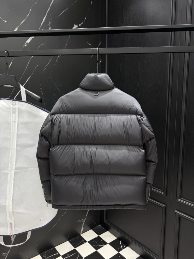 プラダ「Prada」秋冬ダウンジャケット スタンドカラー