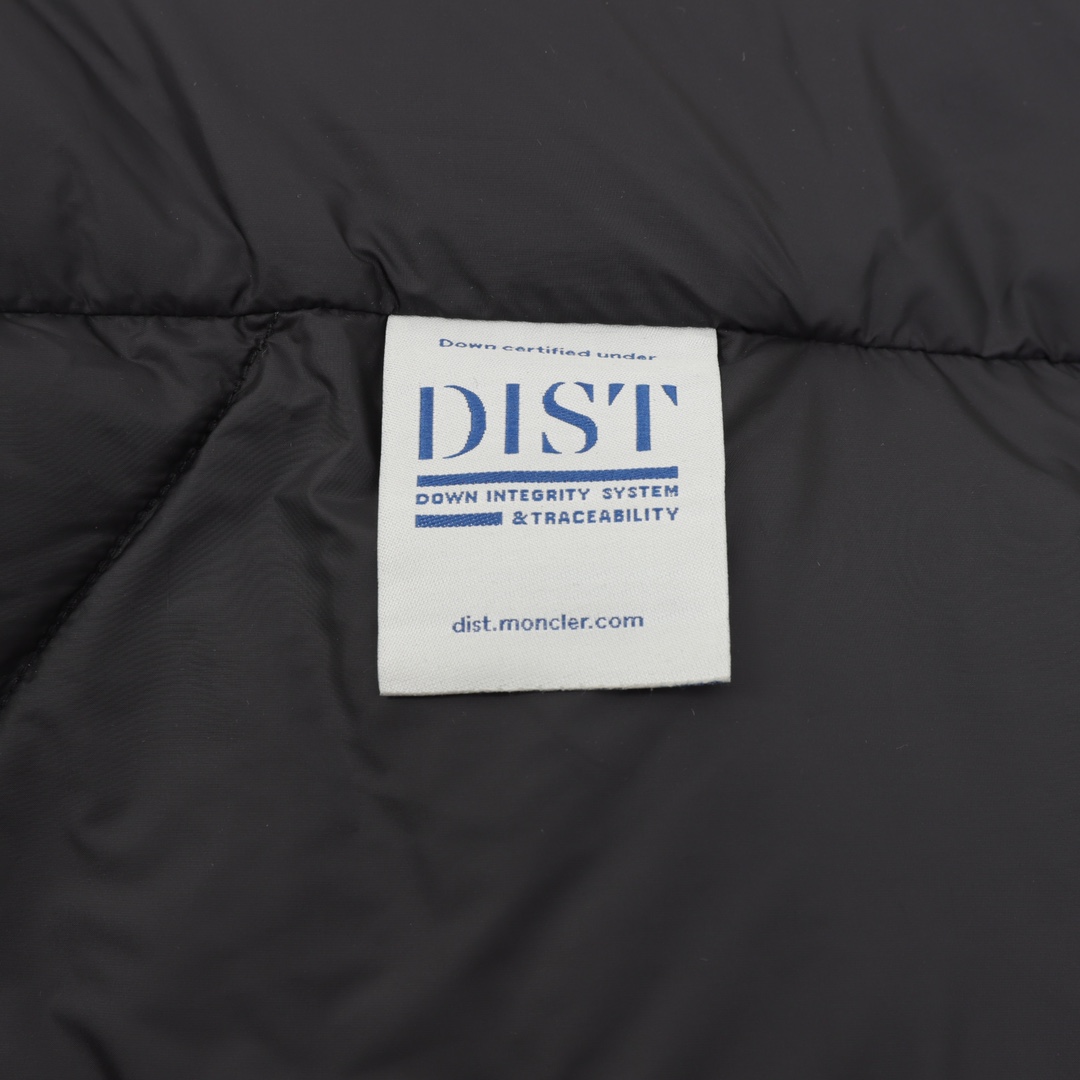 Moncler とのコラボレーションの三角カットの立領ダウンジャケット