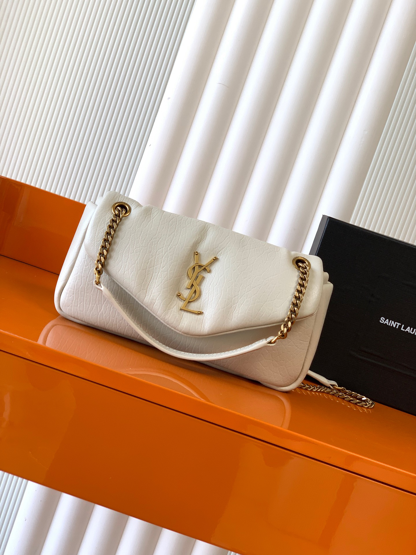 サンローラン「Saint Laurent」カリプソ ミディアム（グレインラムスキン）