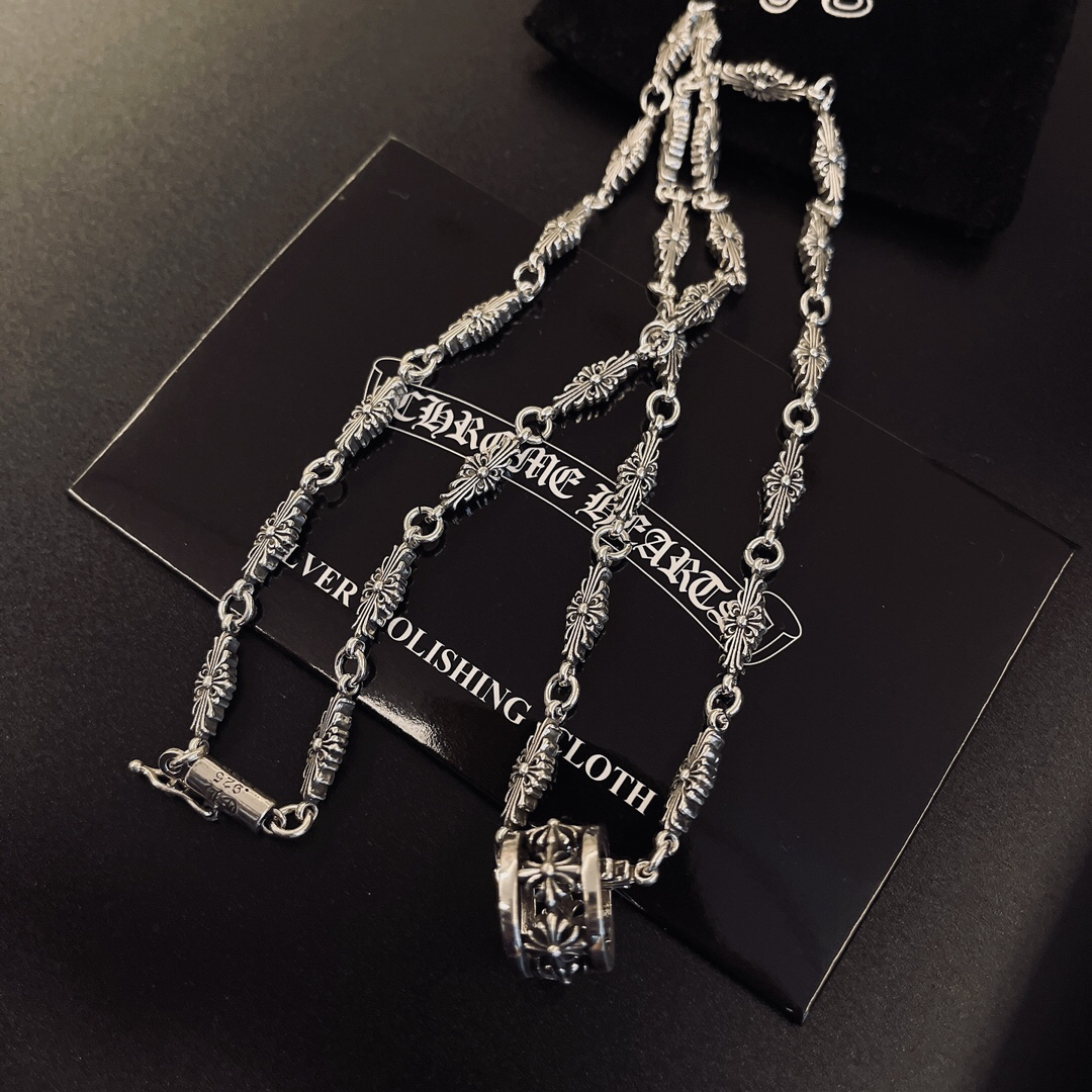 クロムハーツ「Chrome Hearts」のクラシックネックレス - 日常に上品なアクセントを添えるユニセックスモデル