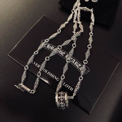 クロムハーツ「Chrome Hearts」のクラシックネックレス - 日常に上品なアクセントを添えるユニセックスモデル
