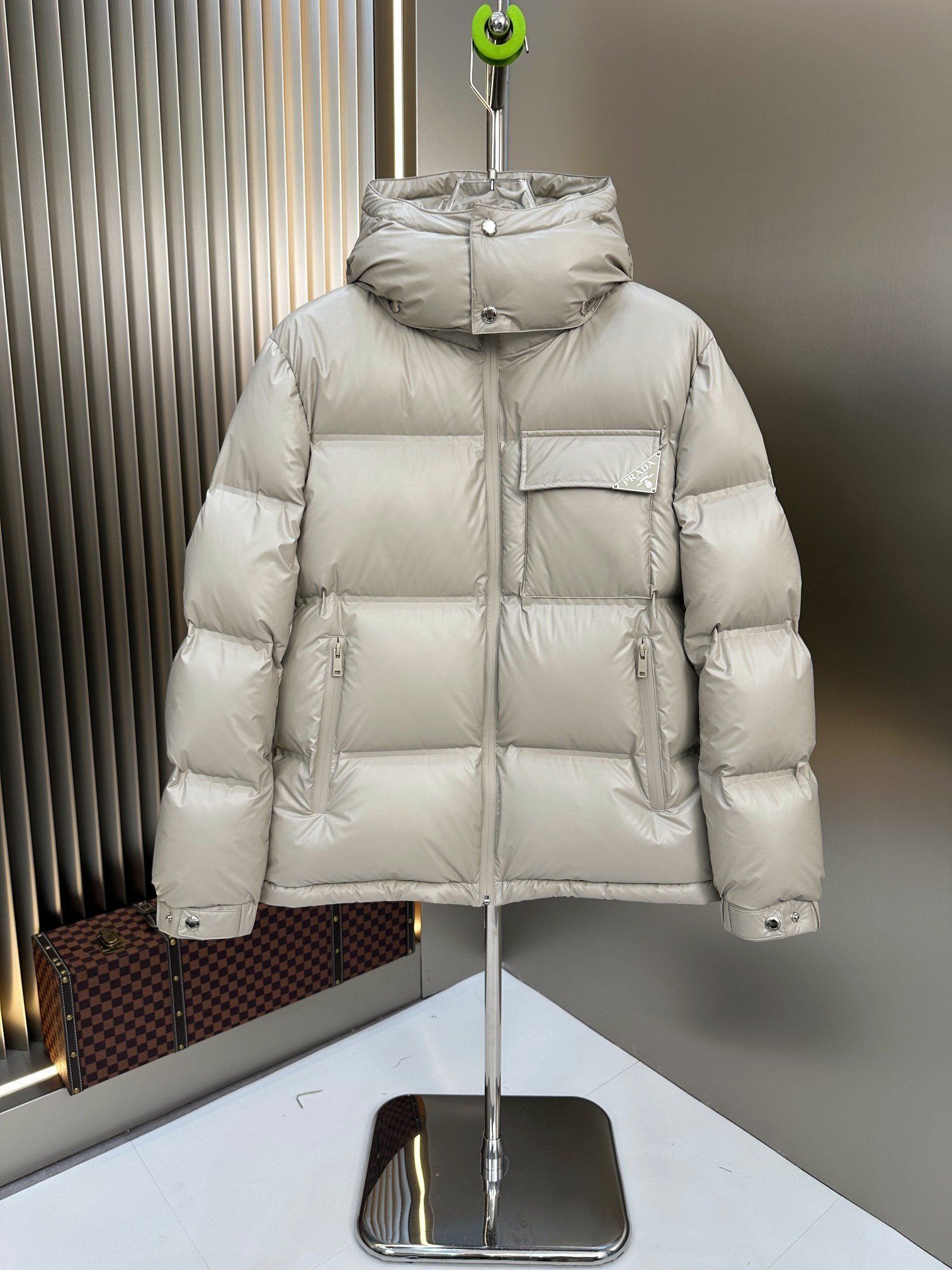 プラダ「Prada」冬の新作 フード付きダウンジャケット