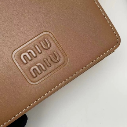 ミュウミュウ「Miu Miu」ミュウミュウ カーフスキン コンパクトウォレット 5238 / 二つ折り財布