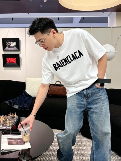 バレンシアガ「Balenciaga」ロゴプリントTシャツ / ショートスリーブ クルーネック
