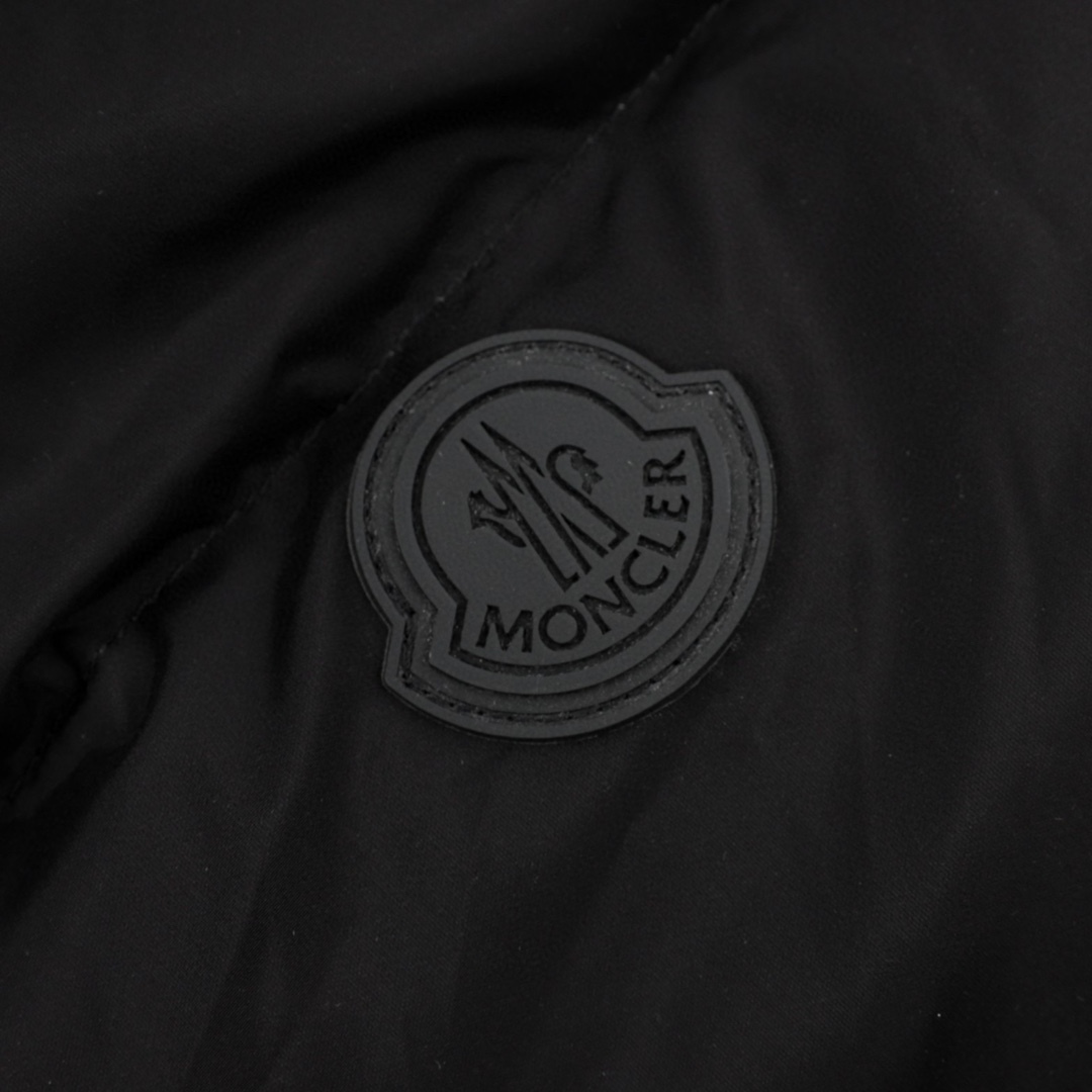 Moncler Madeira 22Fw のゲート（ドア）部分に立体彫刻のエンボス加工されたアルファベットが付いたダウンジャケッ