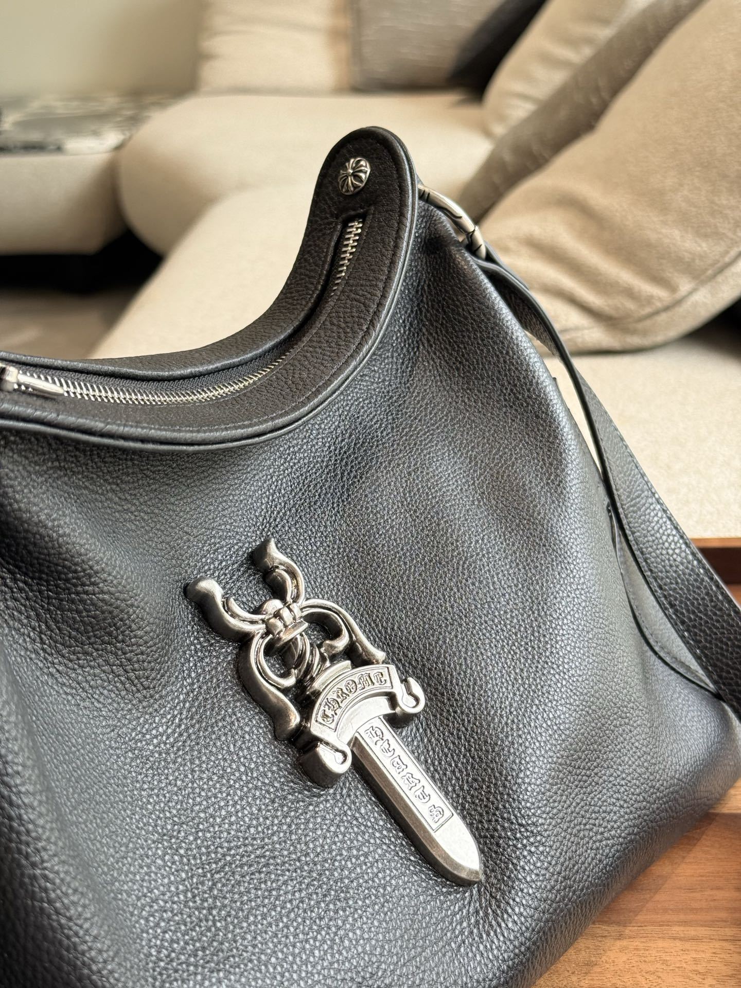 クロムハーツ「Chrome Hearts」十字架のショルダーバッグ