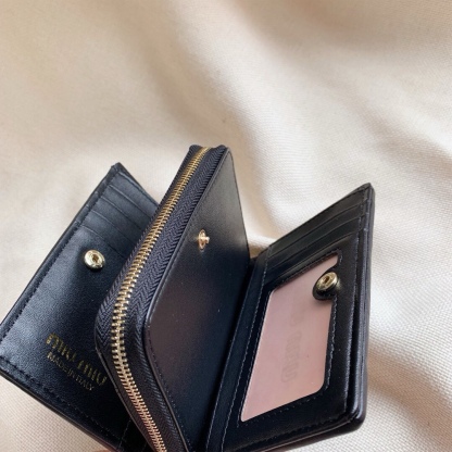 ミュウミュウ「Miu Miu」ミュウミュウ マテラッセ ラムスキン コンパクトウォレット 5196 / 二つ折り財布