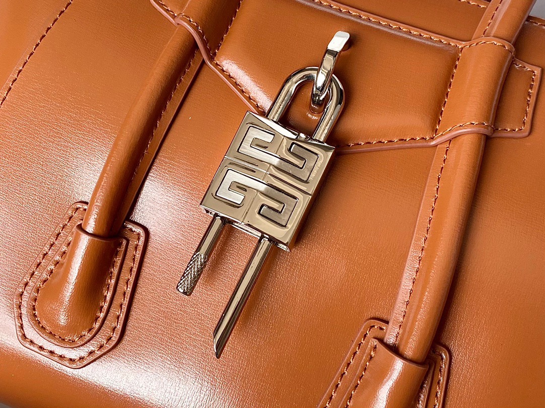 ジバンシィ「Givenchy」スモール アンティゴナ ボックスレザー バッグ