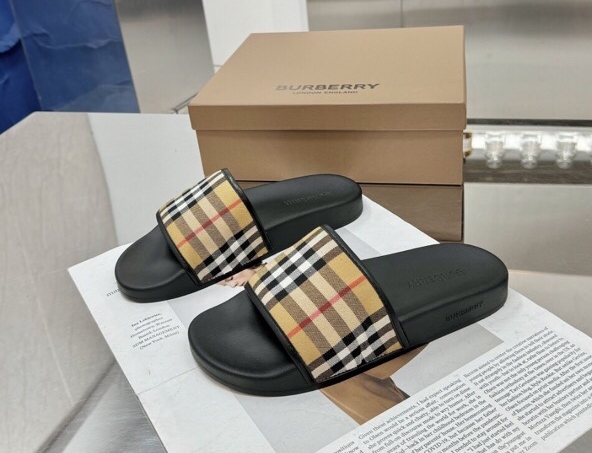 バーバリー「Burberry」バーバリー ヴィンテージ チェック スライドサンダル / ビーチサンダル
