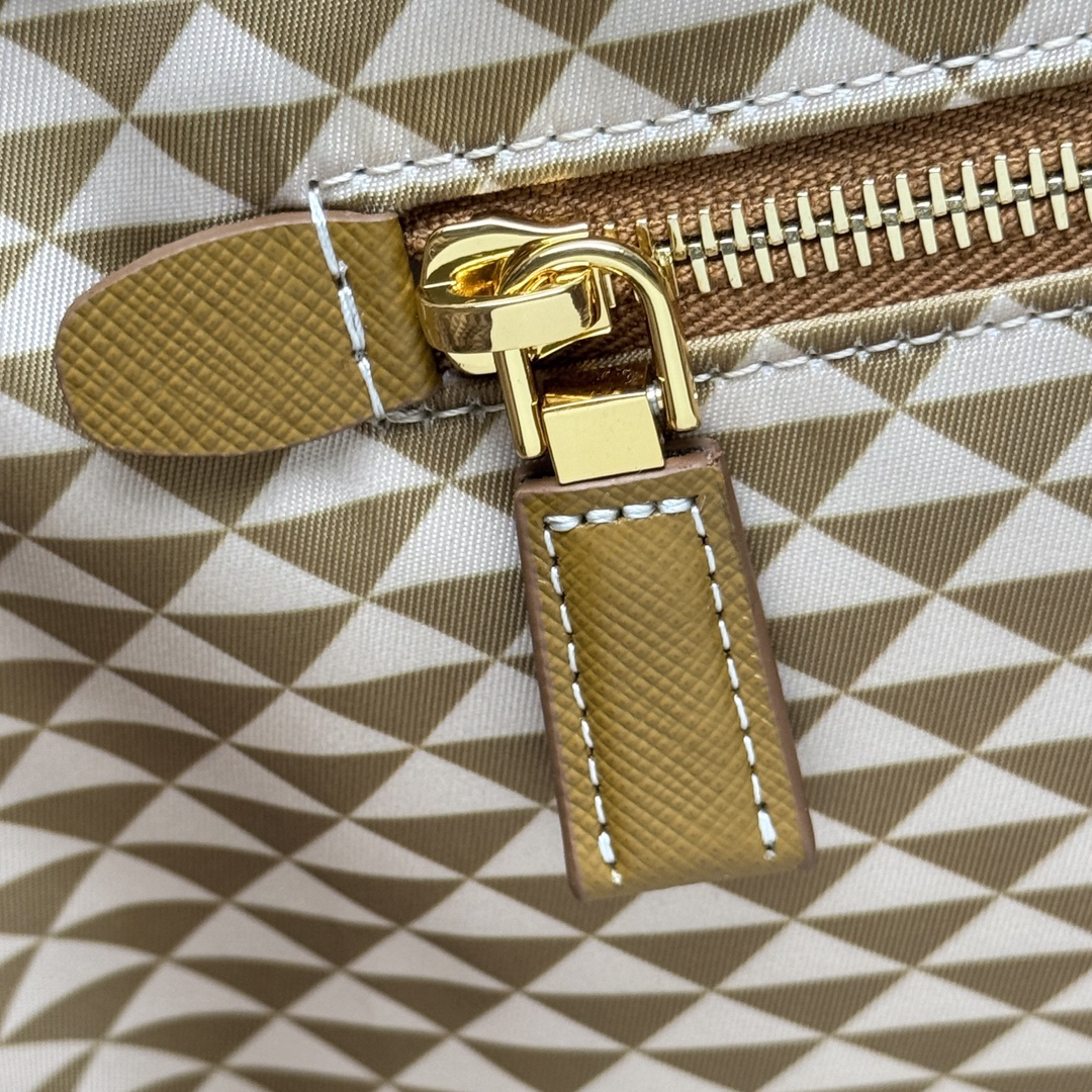 プラダ「Prada」トリアングラム トートバッグ トートバッグ