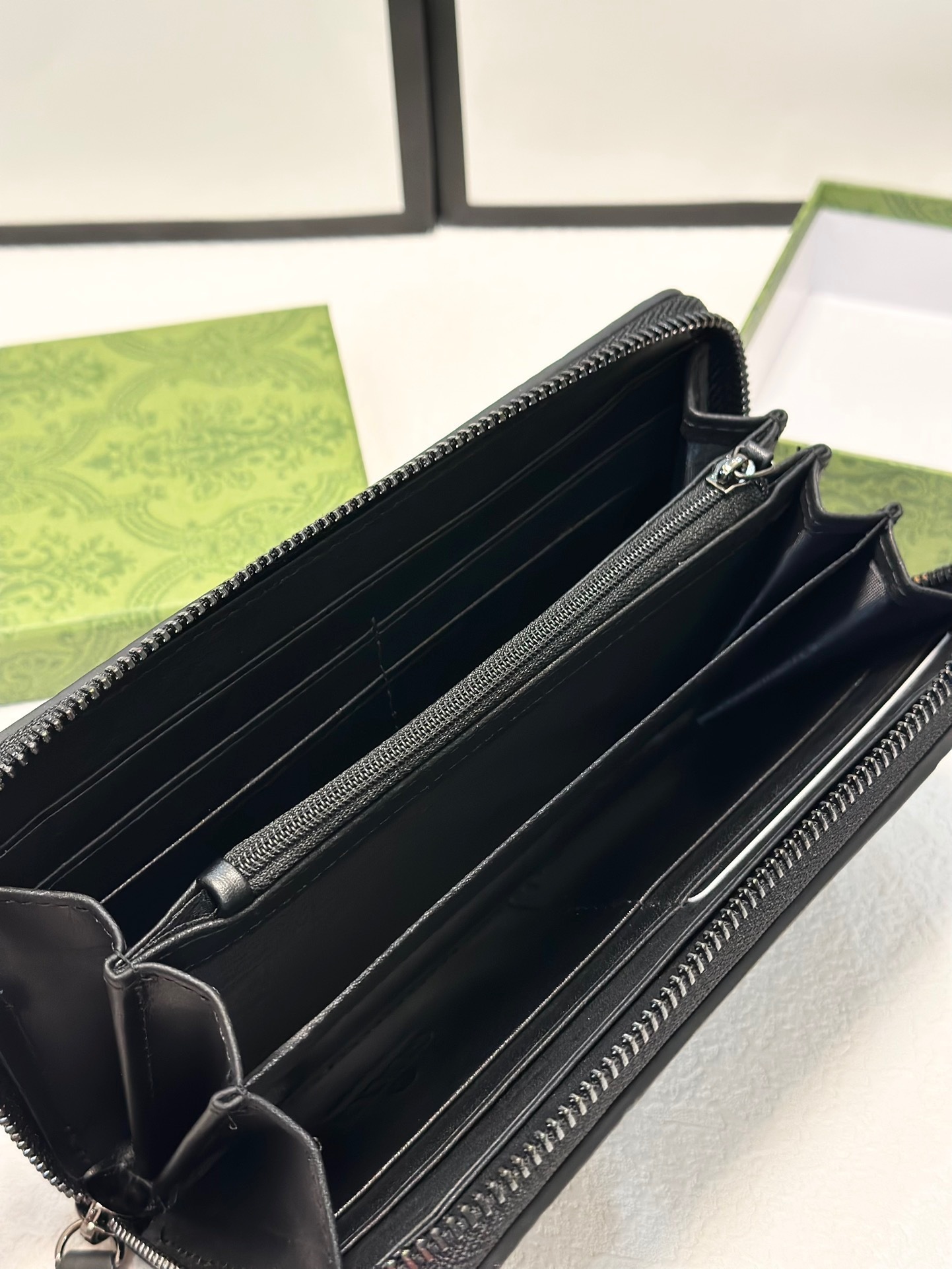 グッチ「Gucci」シグネチャー レザー ウェブ ジップアラウンドウォレット