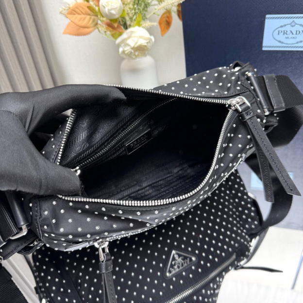 プラダ「Prada」リベットデザイン メッセンジャーバッグ ショルダーバッグ