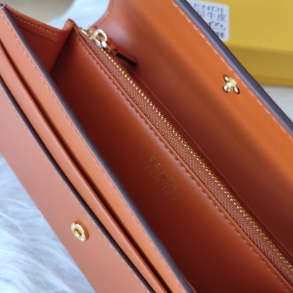 フェンディ「Fendi」高級エンボス牛革の大きな イタリア製財布