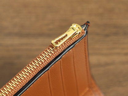 ロエベ「LOEWE」ぺブル バーティカル ウォレット スモール（シャイニーナパカーフ）