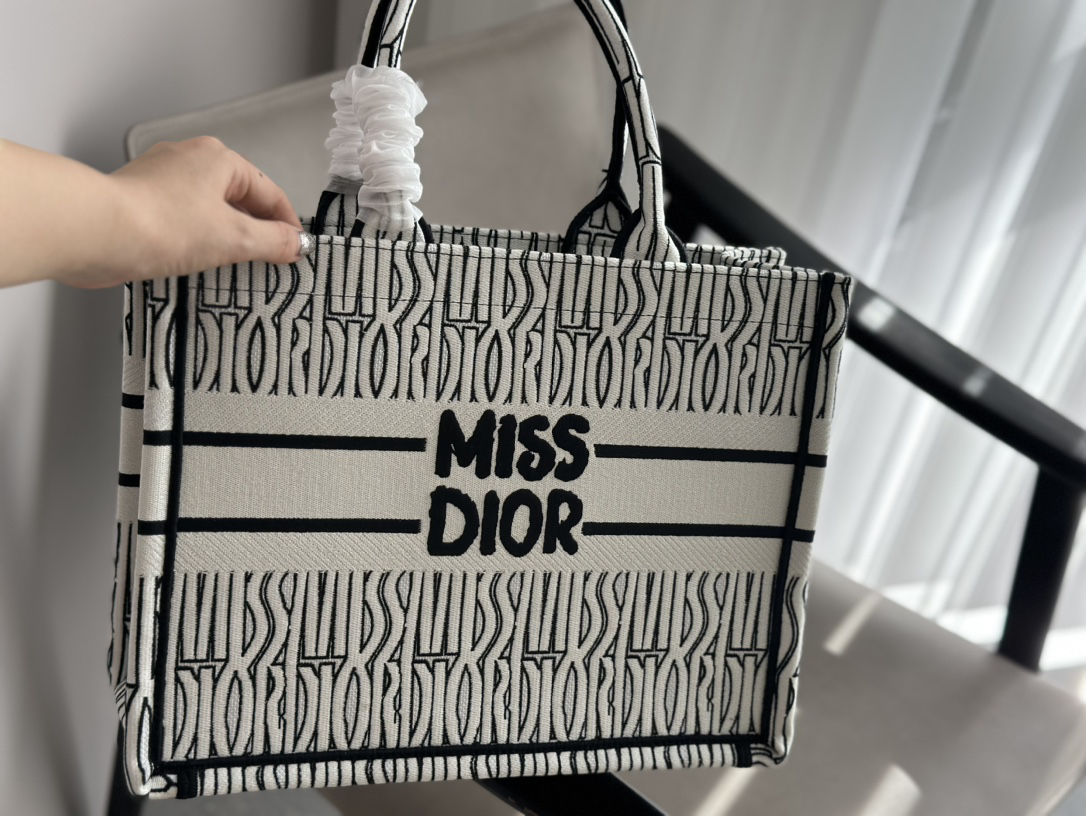ディオール「Dior」Book Tote 2023 ショッピングトートバッグ