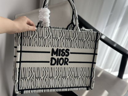 ディオール「Dior」Book Tote 2023 ショッピングトートバッグ