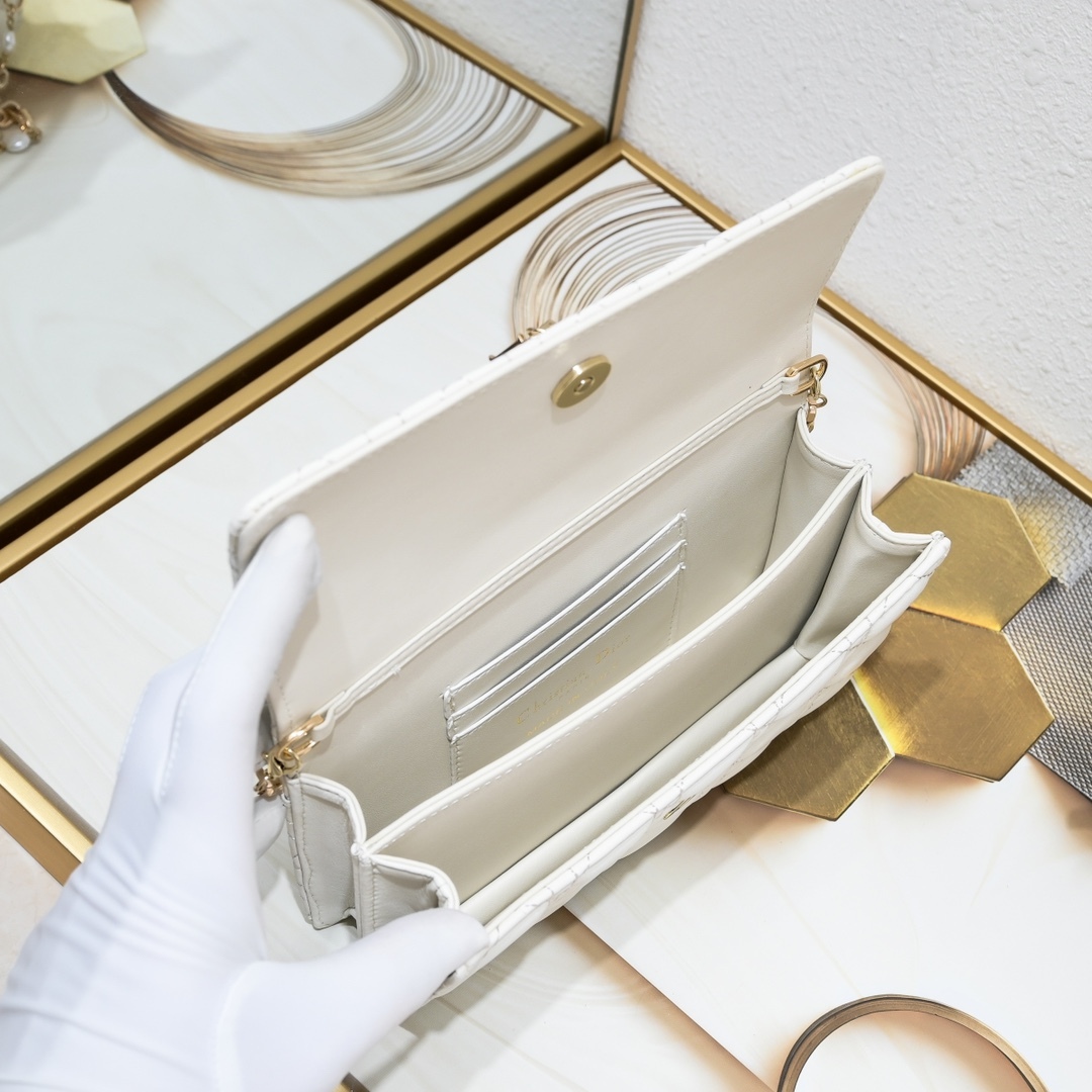 ディオール「Dior」LADY DIOR パールクラッチバッグ 2023年秋冬 シープスキン