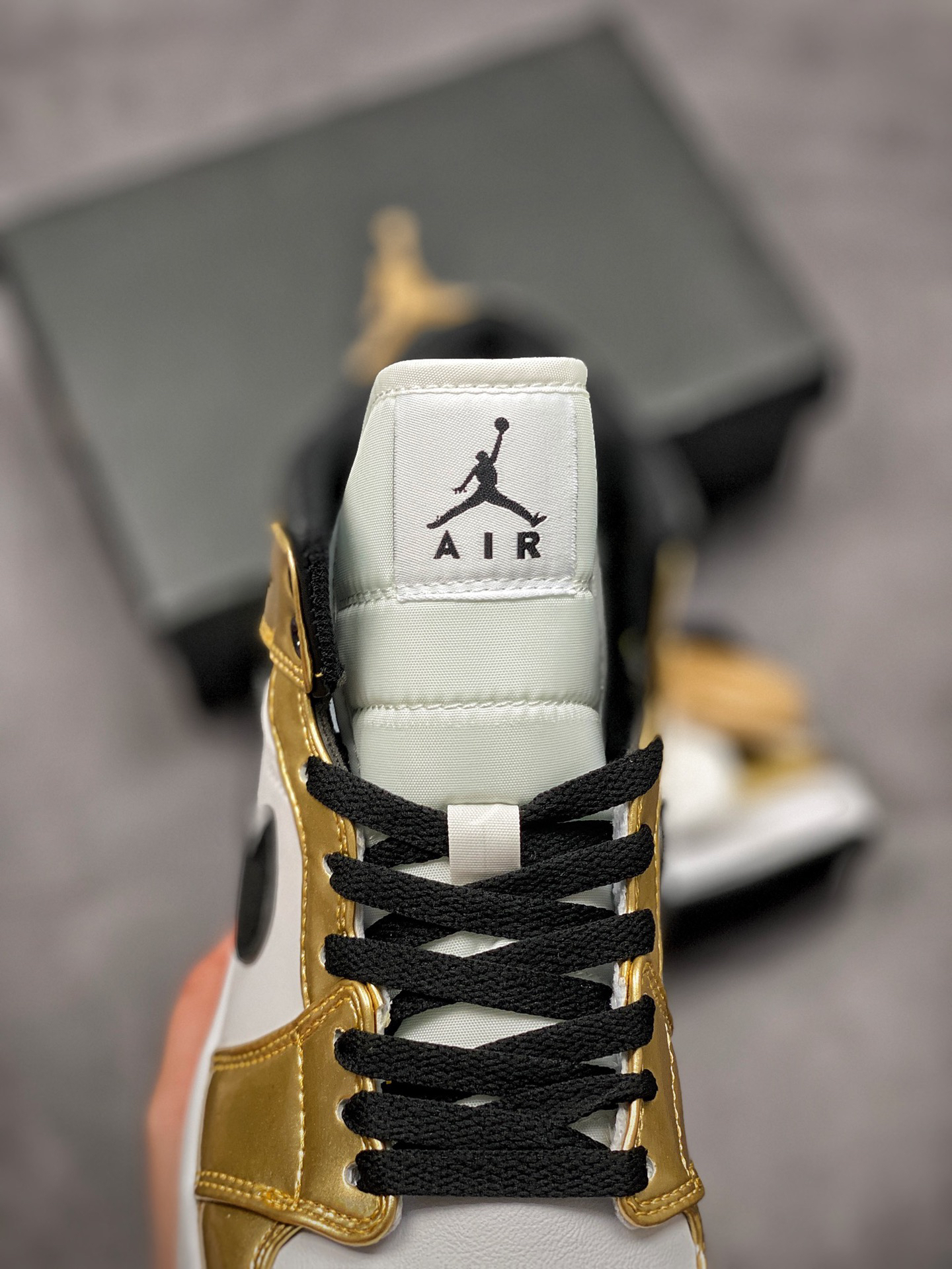 ナイキ「Nike」  エアジョーダン1 ミッド "メタリックゴールド" スニーカー