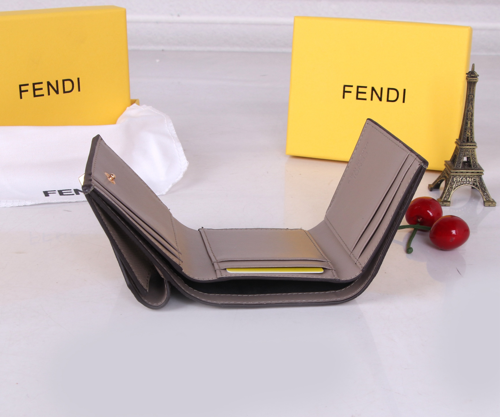フェンディ「Fendi」FFダイヤモンド財布