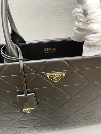 プラダ「Prada」トライアングルキルティング トートバッグ ラージトート