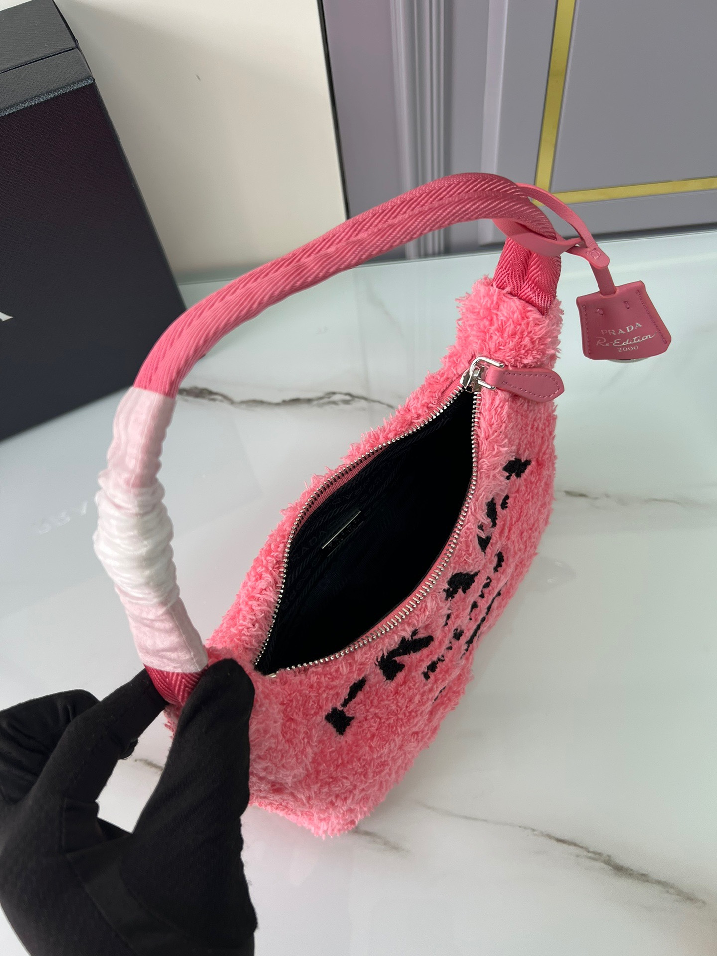 プラダ「Prada」Re-Edition 2000 タオル地 ホボ バッグ  ミニバッグ