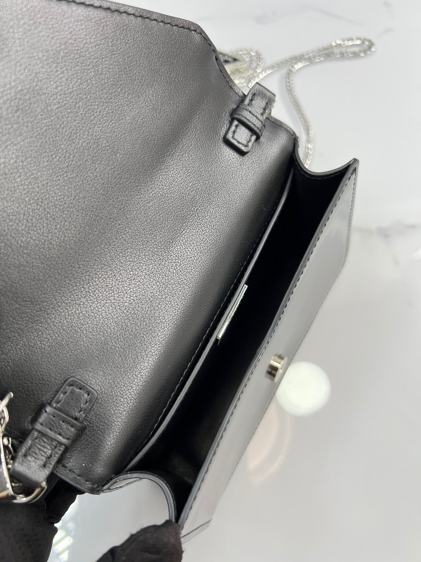 プラダ「Prada」逆三角形チェーン フラップショルダーバッグ ミニバッグ