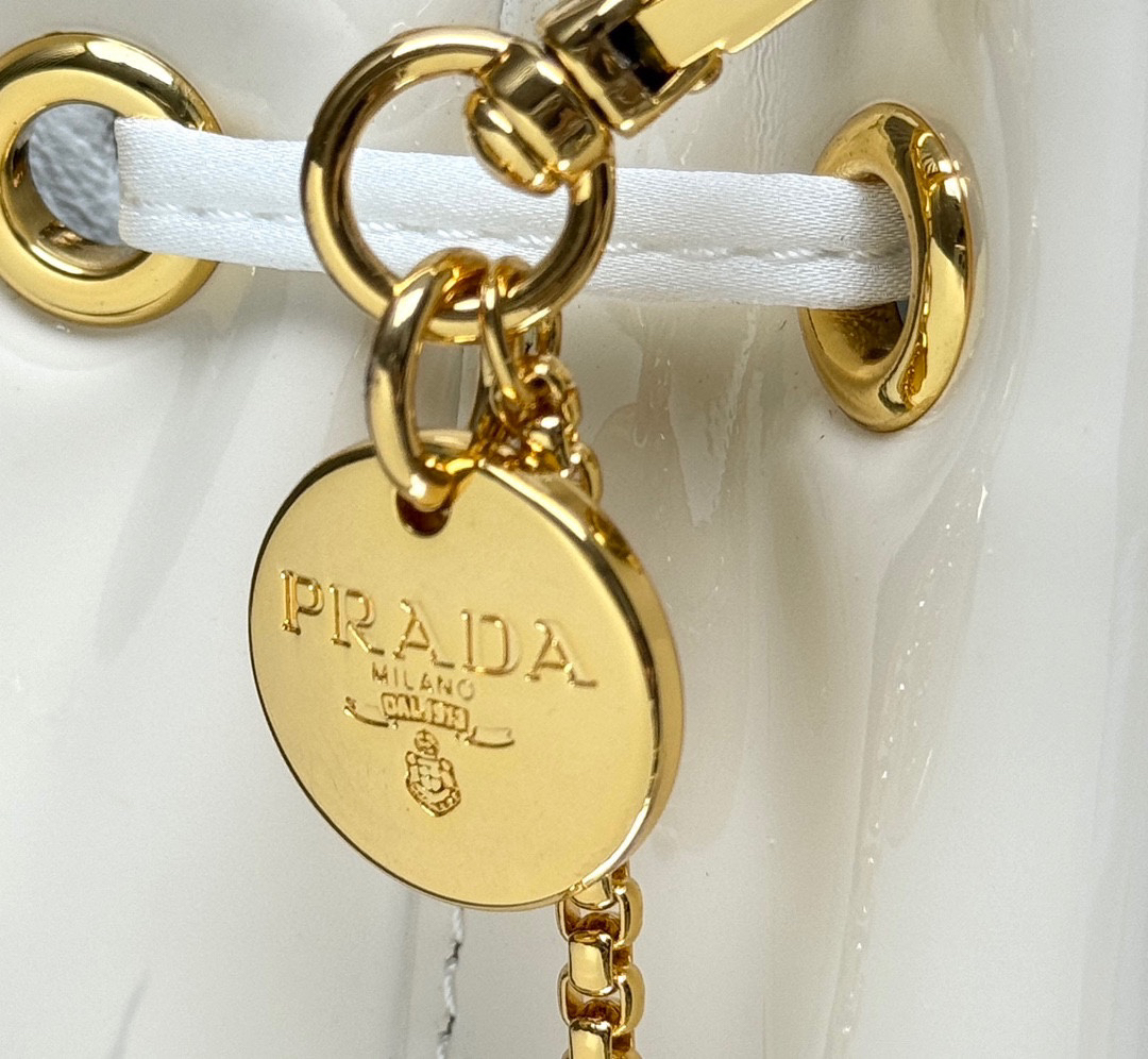 プラダ「Prada」エナメルレザー ボトルバッグ ミニバッグ