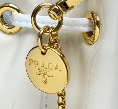 プラダ「Prada」エナメルレザー ボトルバッグ ミニバッグ