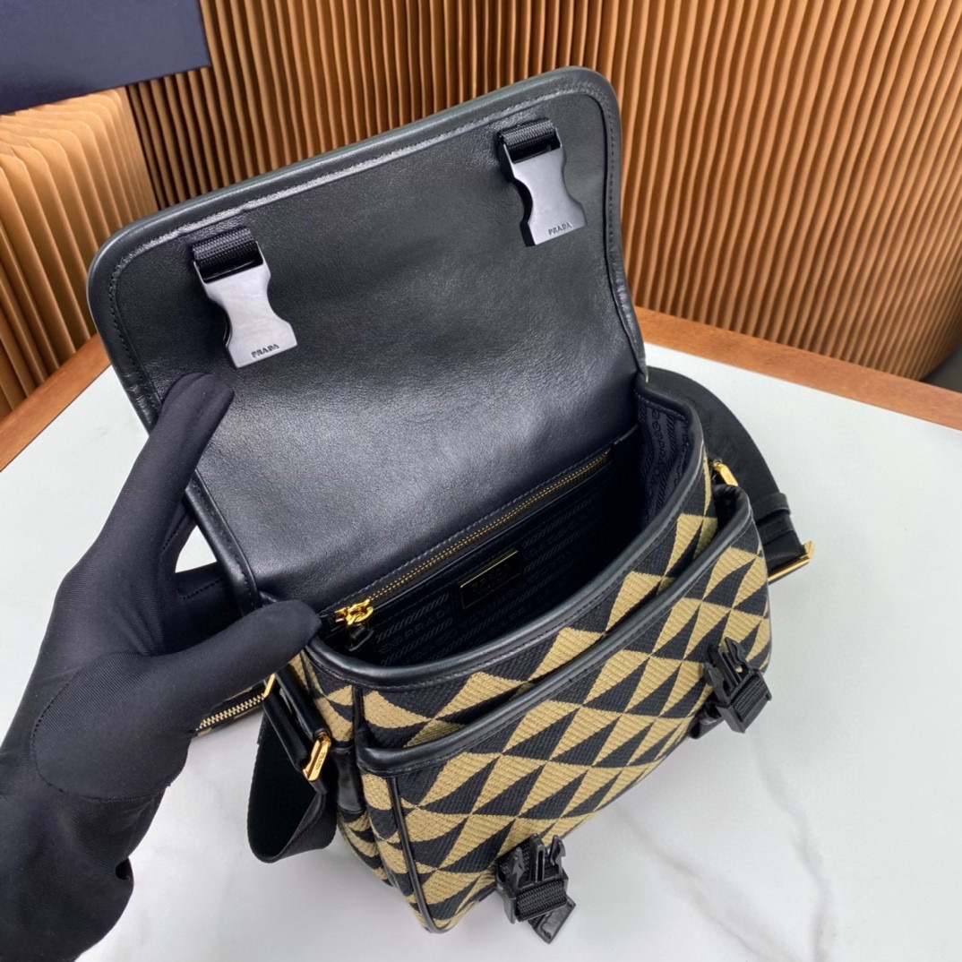 プラダ「Prada」刺繍ジャカードメッセンジャーバッグ