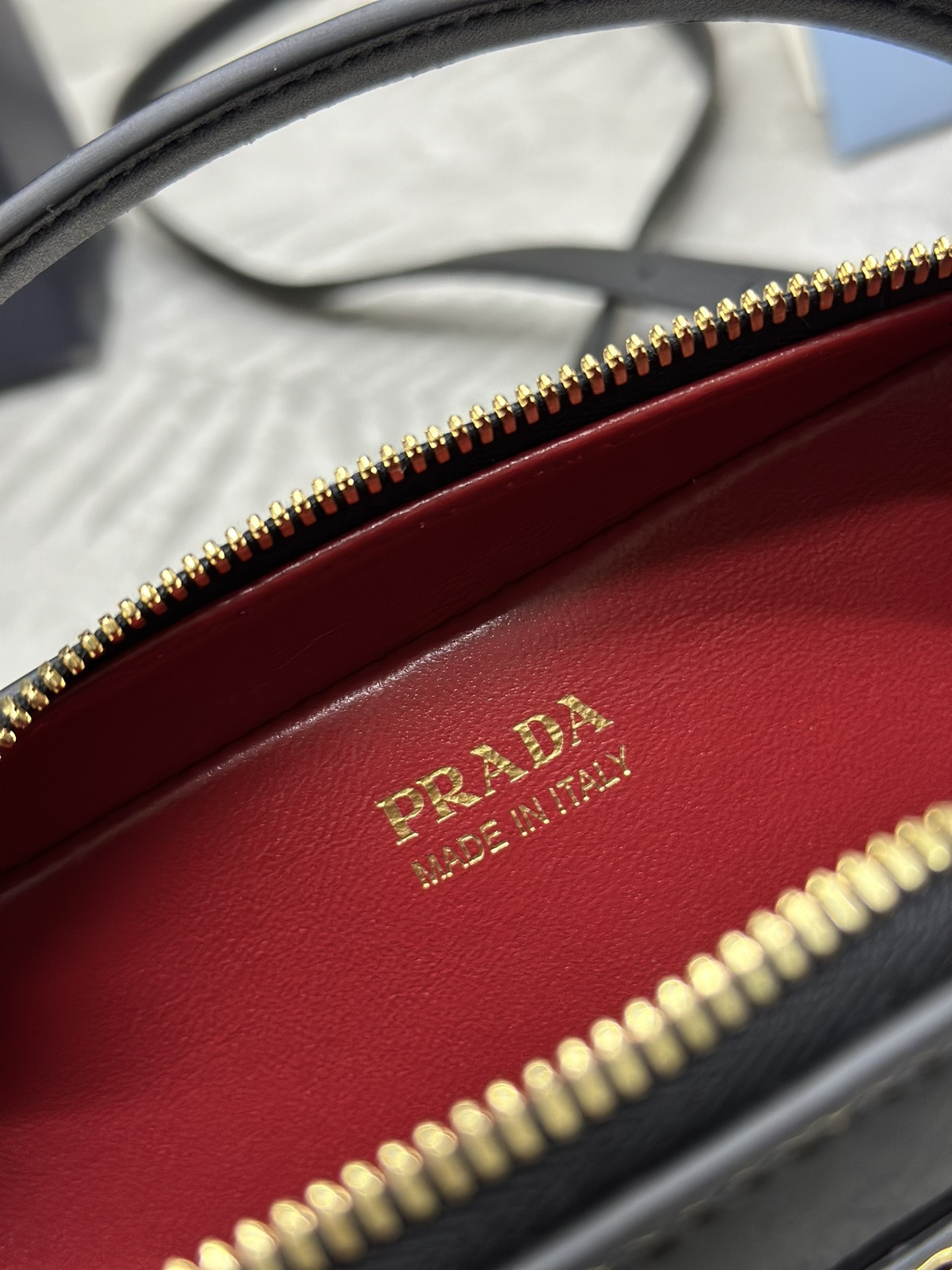 プラダ「Prada」クワイエットレザー カメラバッグ