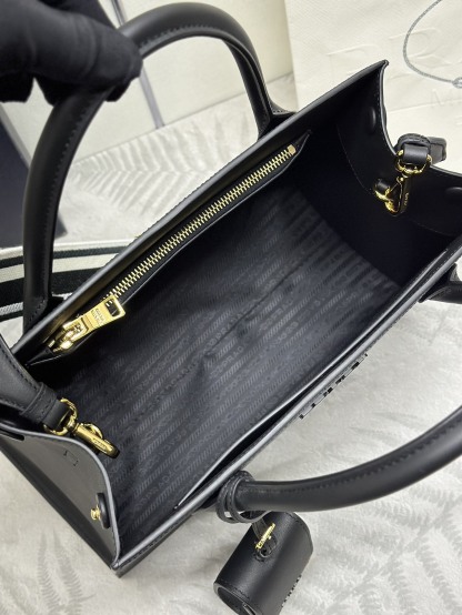 プラダ「Prada」アップグレード ラージトートバッグ（テキスタイルストラップ）
