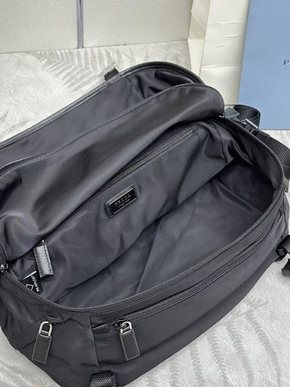 プラダ「Prada」 テッスート＆サフィアーノ メッセンジャーバッグ