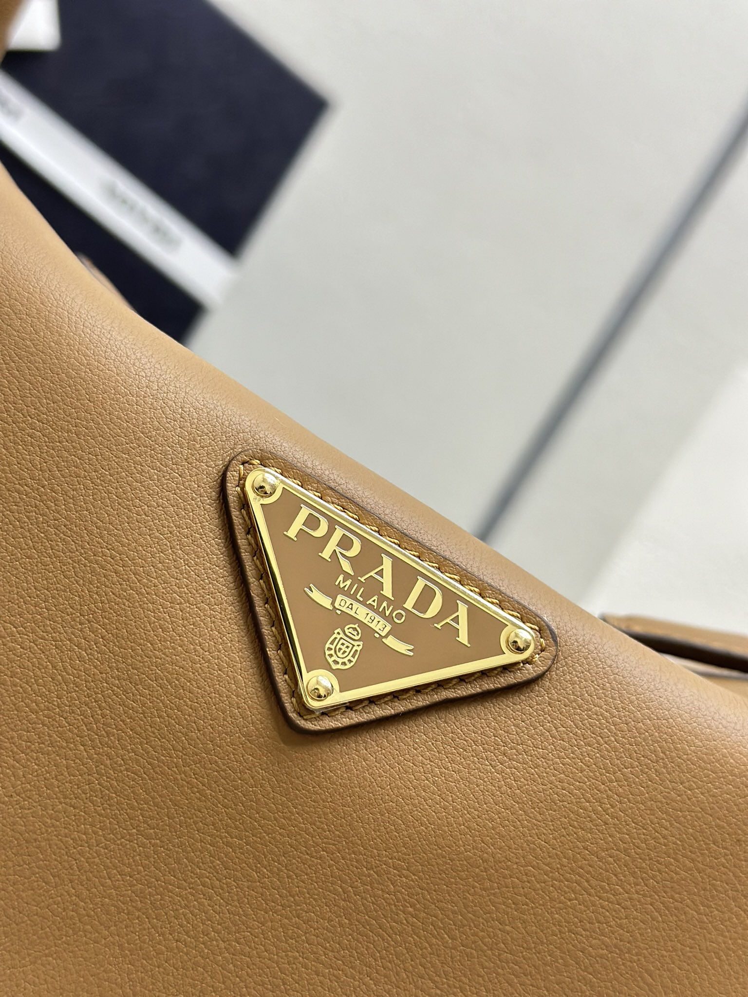 プラダ「Prada」 スムースレザー デュアルストラップバッグ