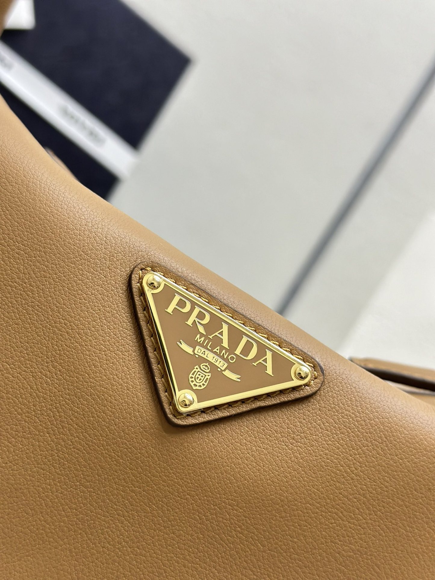 プラダ「Prada」 スムースレザー デュアルストラップバッグ