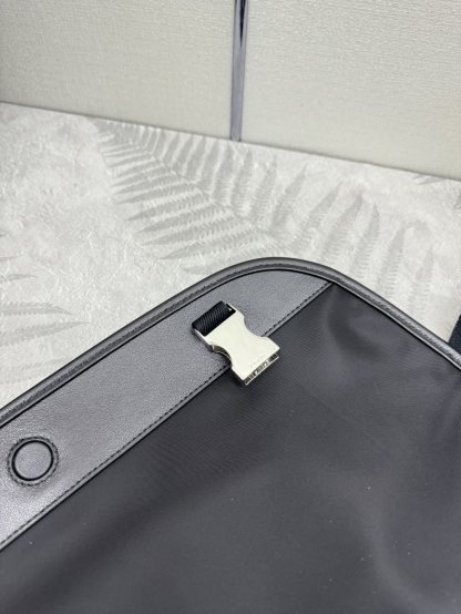 プラダ「Prada」 Re-Nylon® メッセンジャーバッグ