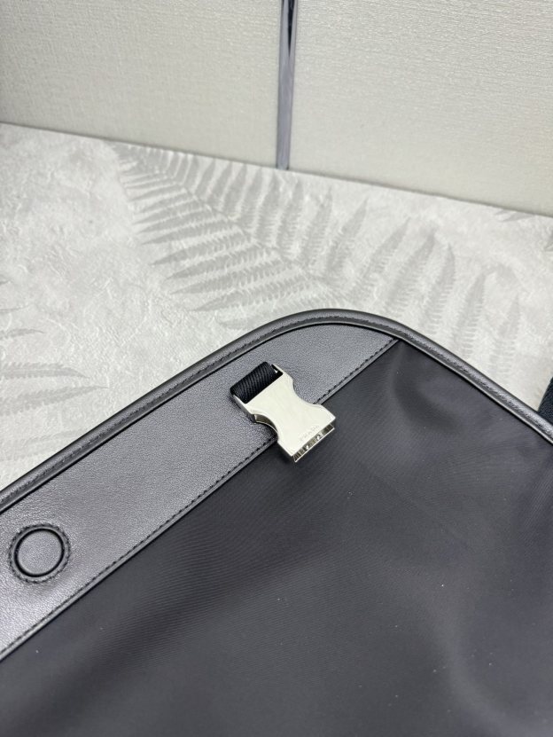 プラダ「Prada」 Re-Nylon® メッセンジャーバッグ