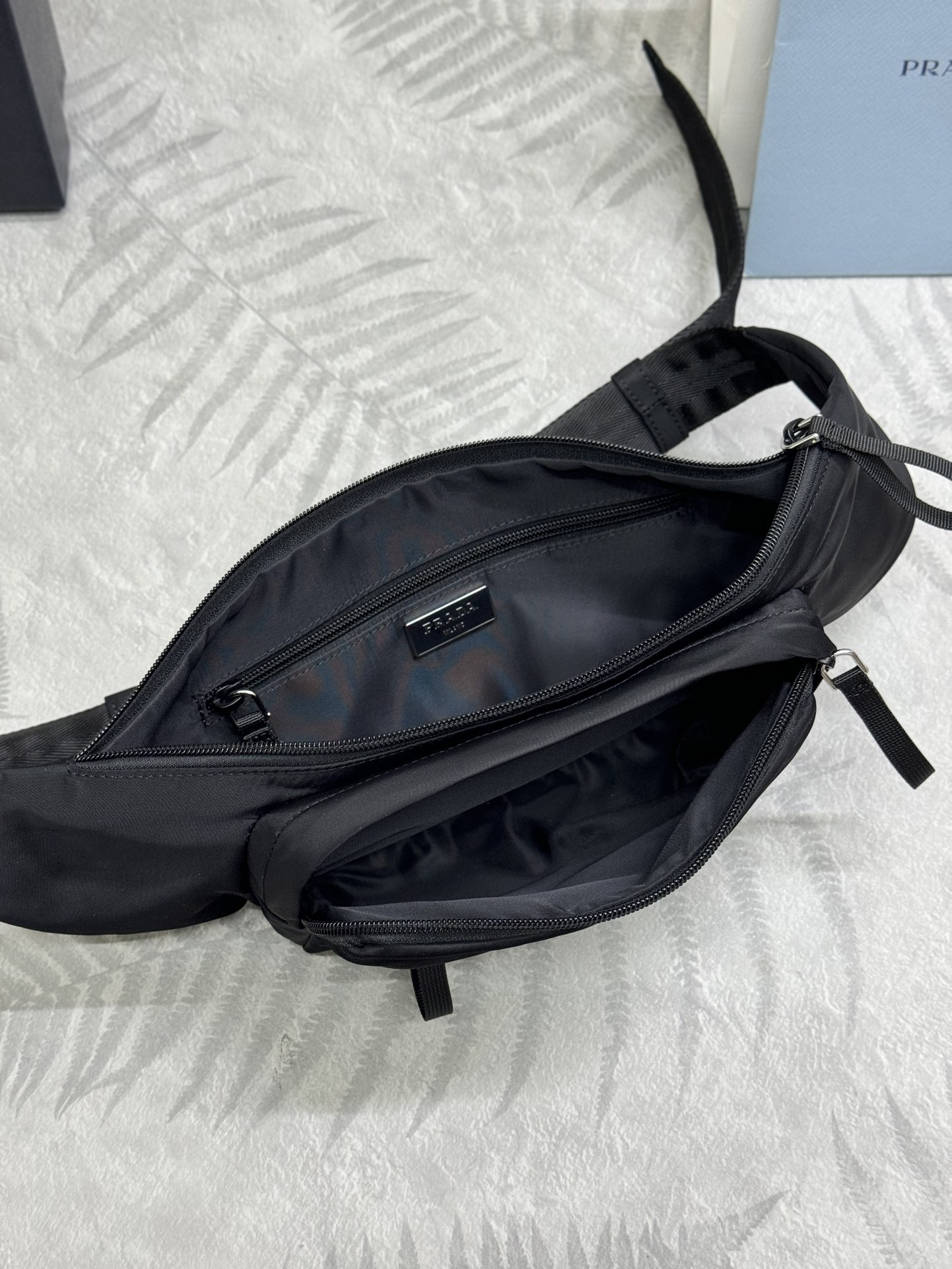プラダ「Prada」テッスート ウェストバッグ