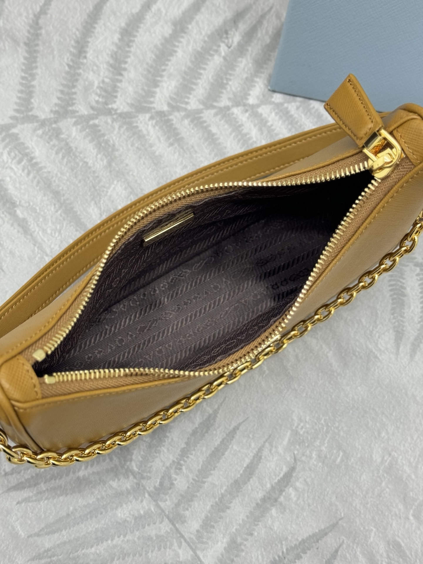 プラダ「Prada」サフィアーノ クロスボディバッグ