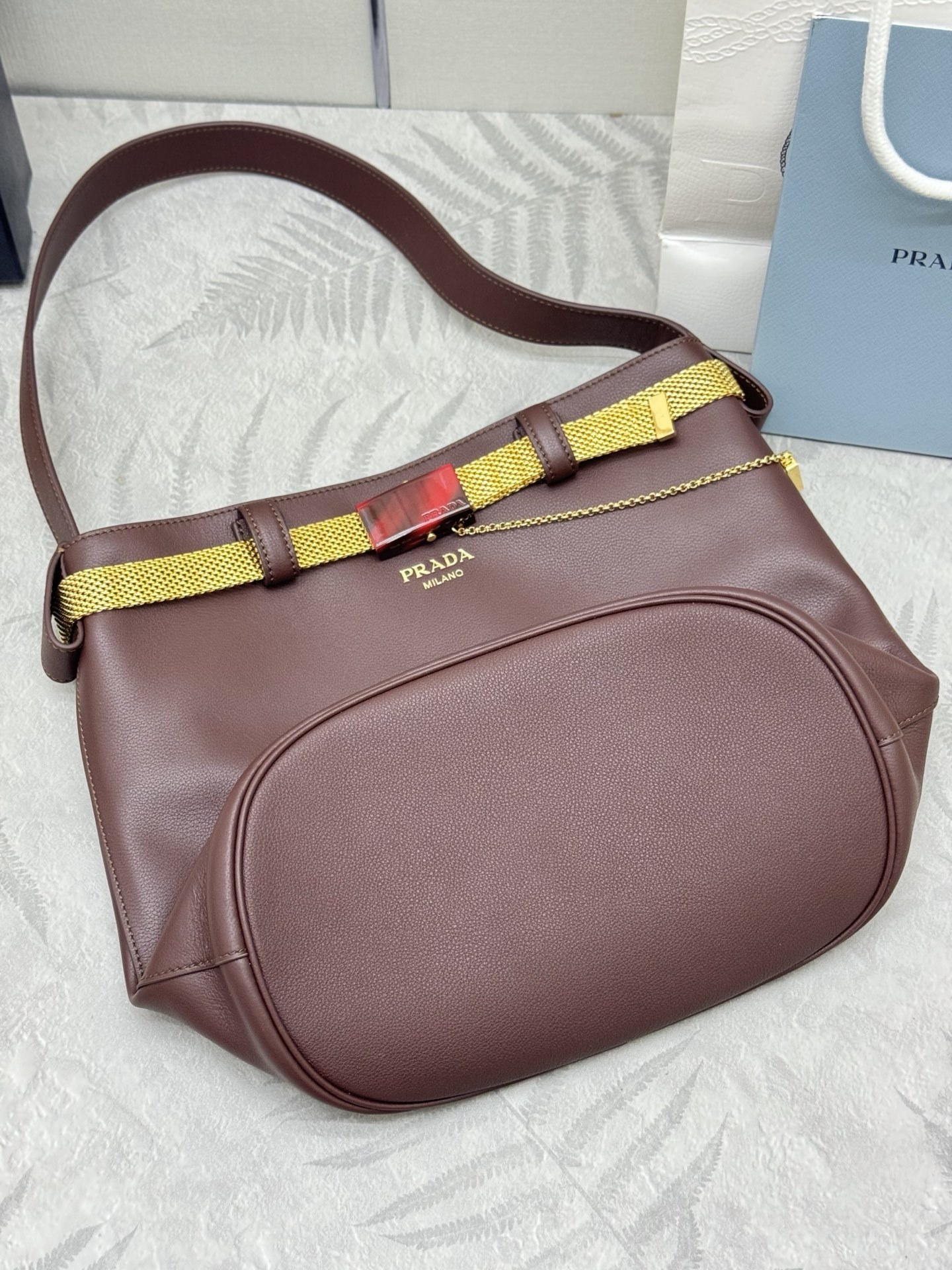 プラダ「Prada」メタルチェーン バケットバッグ